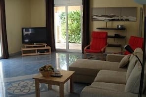 Smart TV, DVD player, livros, biblioteca musical