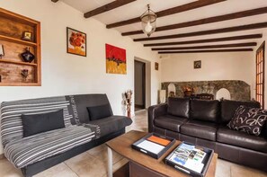 TV, fireplace - L'Arbousier apartment ground floor garden with sea view. (Portigliolo)