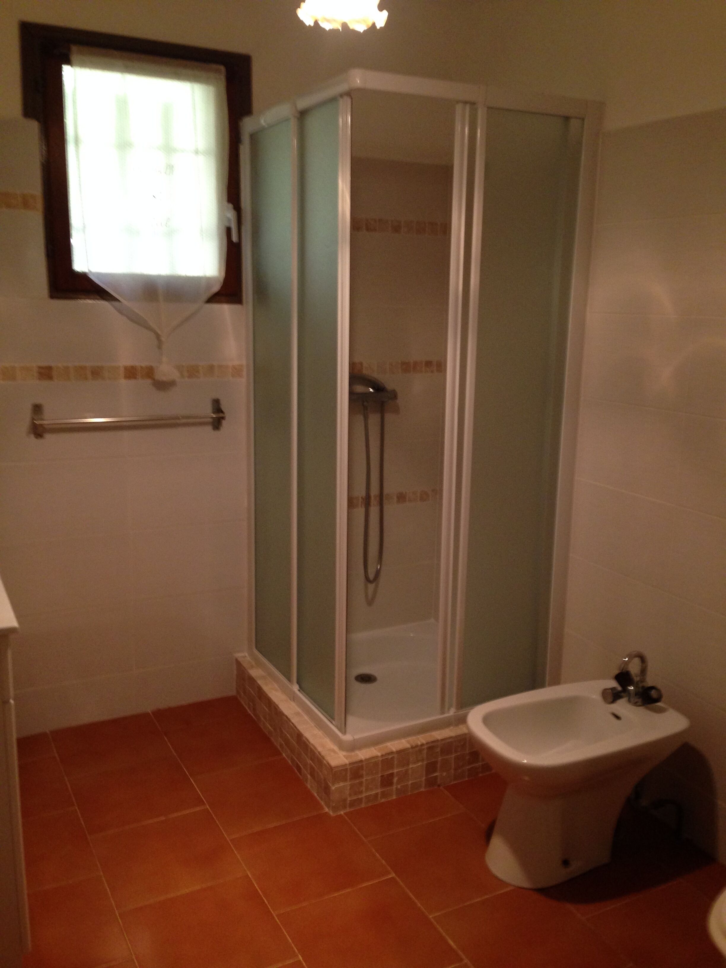 Sèche-cheveux, papier toilette