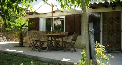 Appartement rez de chaussée jardin avec vue sur la mer .