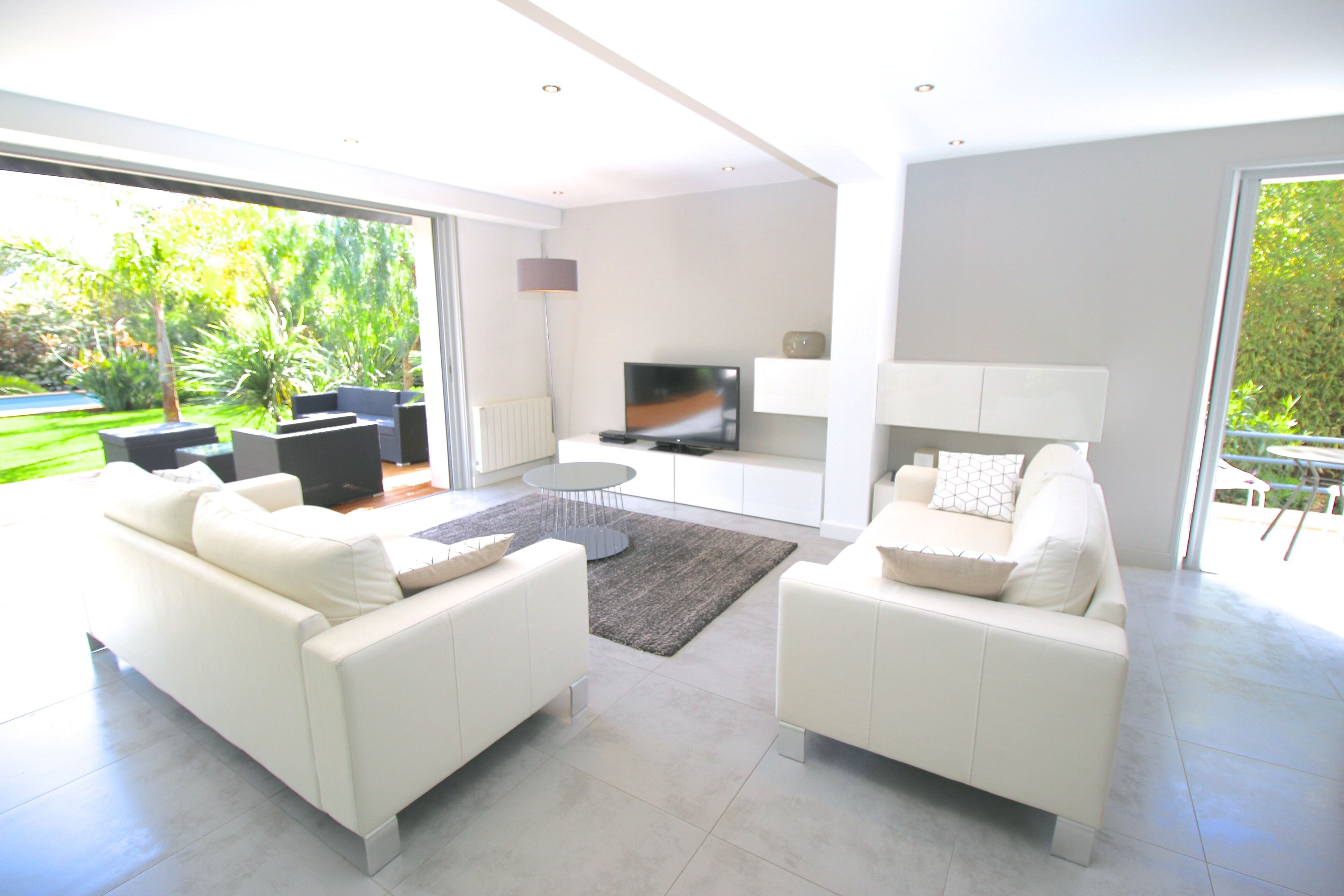 Villa , 2 miles & 6 min from Cannes Croisette, beaches & FILM FESTIVAL