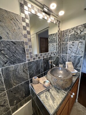 Regadera, secadora de cabello, toallas 