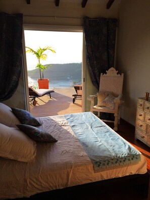 3 habitaciones, escritorio y tabla de planchar con plancha 