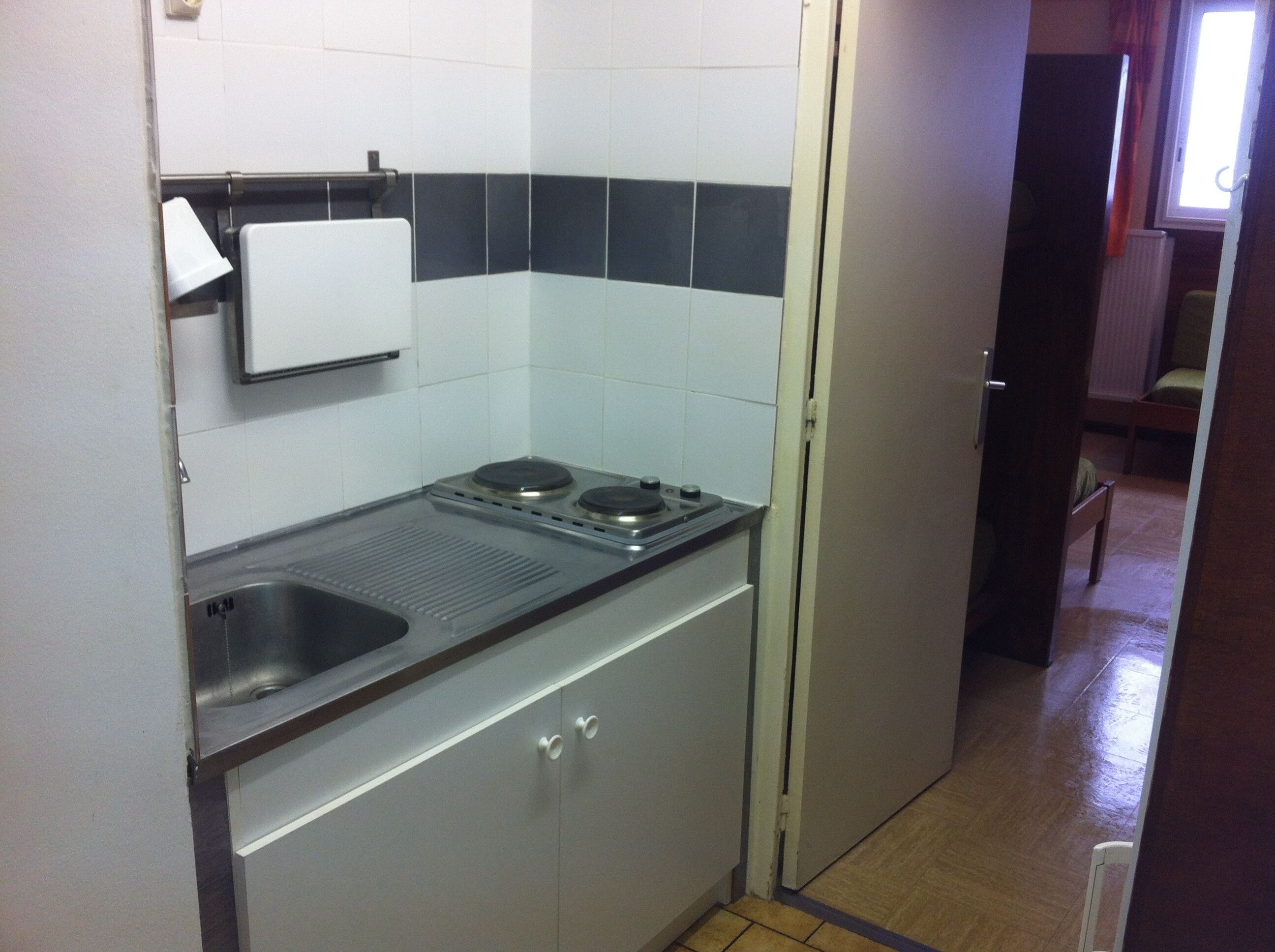 Kühlschrank, Mikrowelle, Herdplatte, Wasserkocher mit Kaffee-/Teezubehör