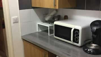 Frigorífico, microondas, placa de cocina y cafetera o tetera