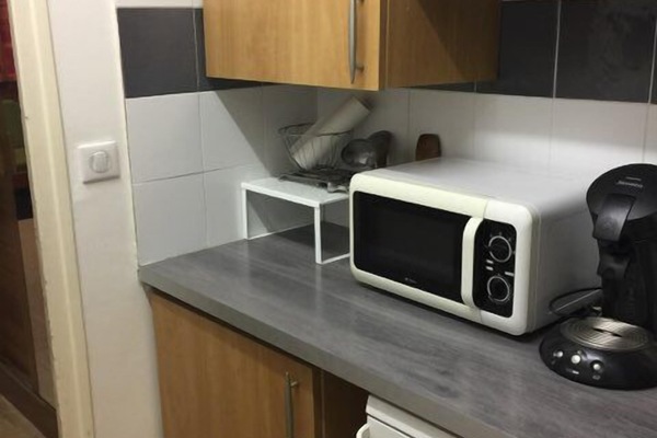 Een koelkast, een microgolfoven, een kookplaat