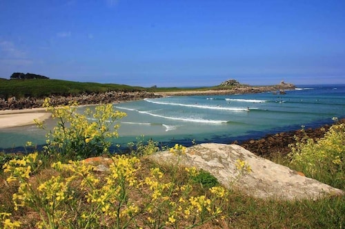 Beautiful Breton house with sea view in Tréompan