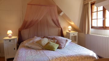 2 habitaciones, escritorio y tabla de planchar con plancha