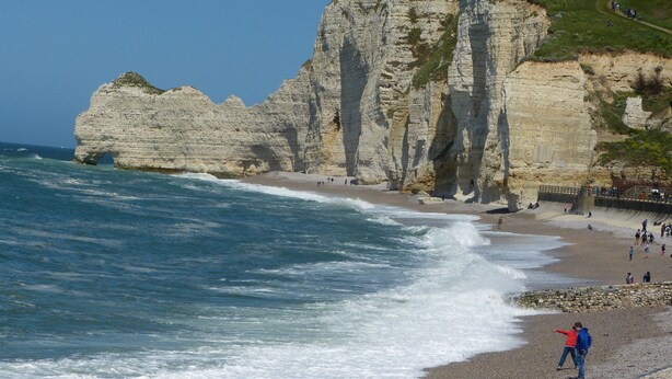 A coastal landscape with cliffs, a beach, and the ocean. - La Flore Marine, Lovely cottage 330 m from the sea and 6 km from Étretat! (Saint-Jouin-Bruneval)