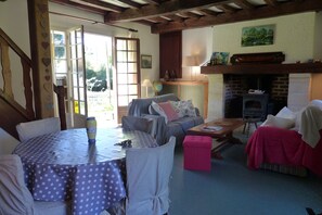 TV, DVD player, books, stereo