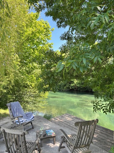 3 km from Isle sur la Sorgue, riverside villa with heated pool