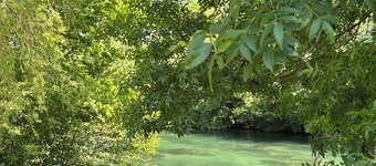 Et lite paradis ved elven med oppvarmet basseng