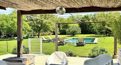 Un pequeño paraíso junto al río con piscina climatizada.