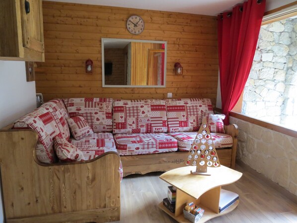 Fernseher, Bücher, Stereoanlage