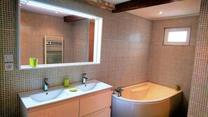 Ensemble douche/baignoire, papier toilette