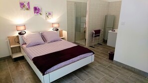 3 bedrooms, desk, iron/ironing board, WiFi