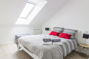 1 chambre, fer et planche à repasser, lit de bébé portatif