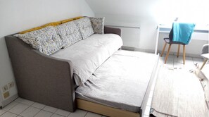 Flachbildfernseher, Bücher, Arbeitsbereiche