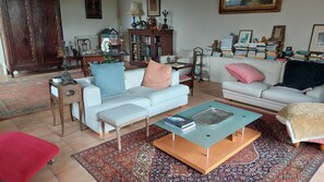 TV, peis, DVD-spiller og bøker