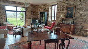 TV, peis, DVD-spiller og bøker