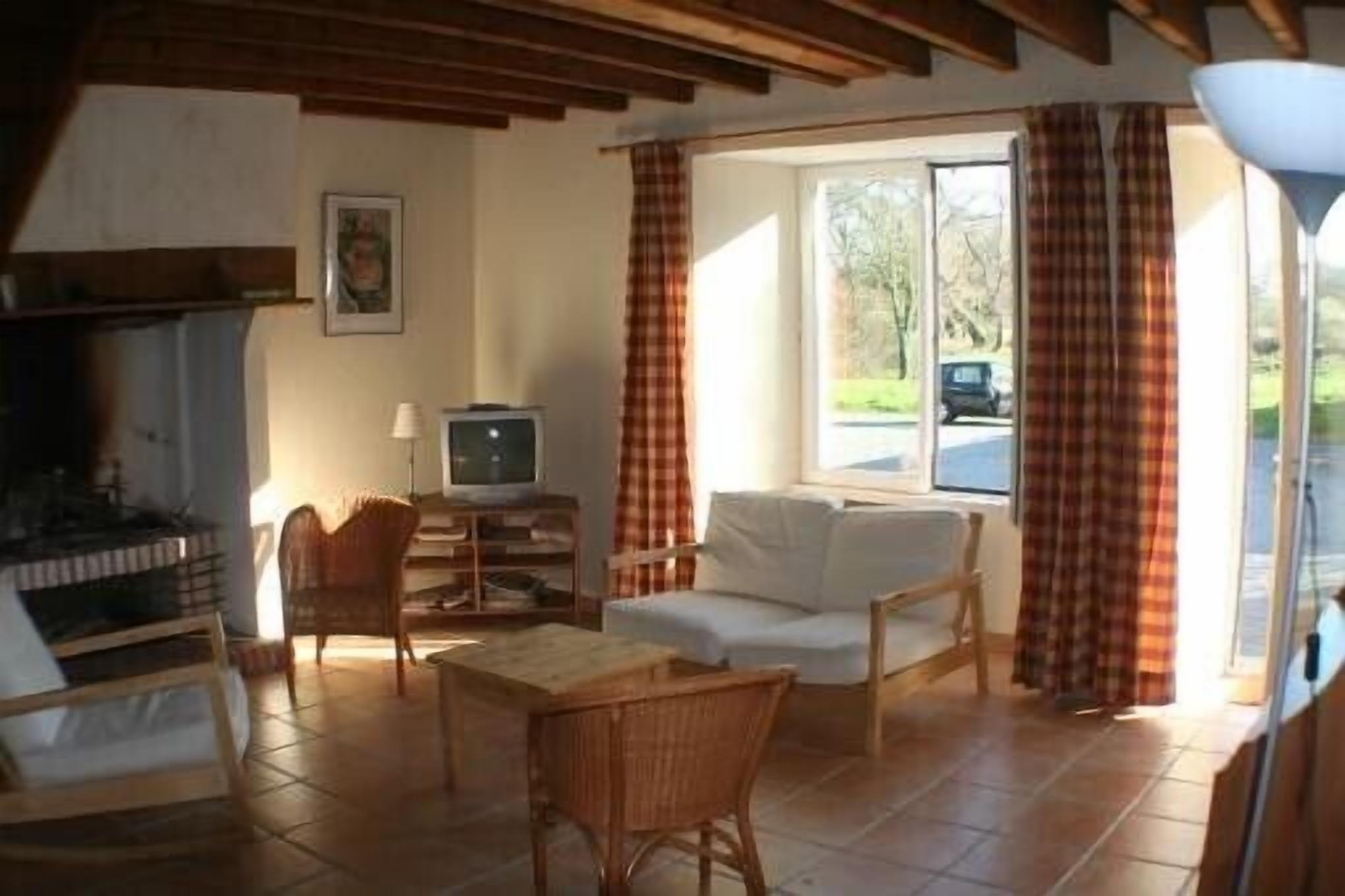 Ideal 2 Families: 2 Contiguous Housing Of 6 Places Each. Exceptional setting.