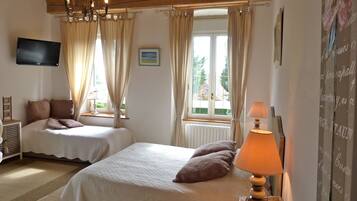 4 slaapkamers, een bureau, een strijkplank/strijkijzer, reisbedje