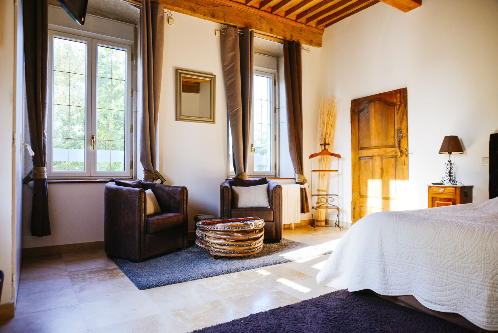 4 dormitorios, escritorio, tabla de planchar con plancha y cuna de viaje