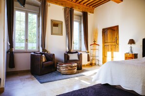 4 makuuhuonetta, työpöytä, silitysrauta/-lauta, vauvan matkasänky