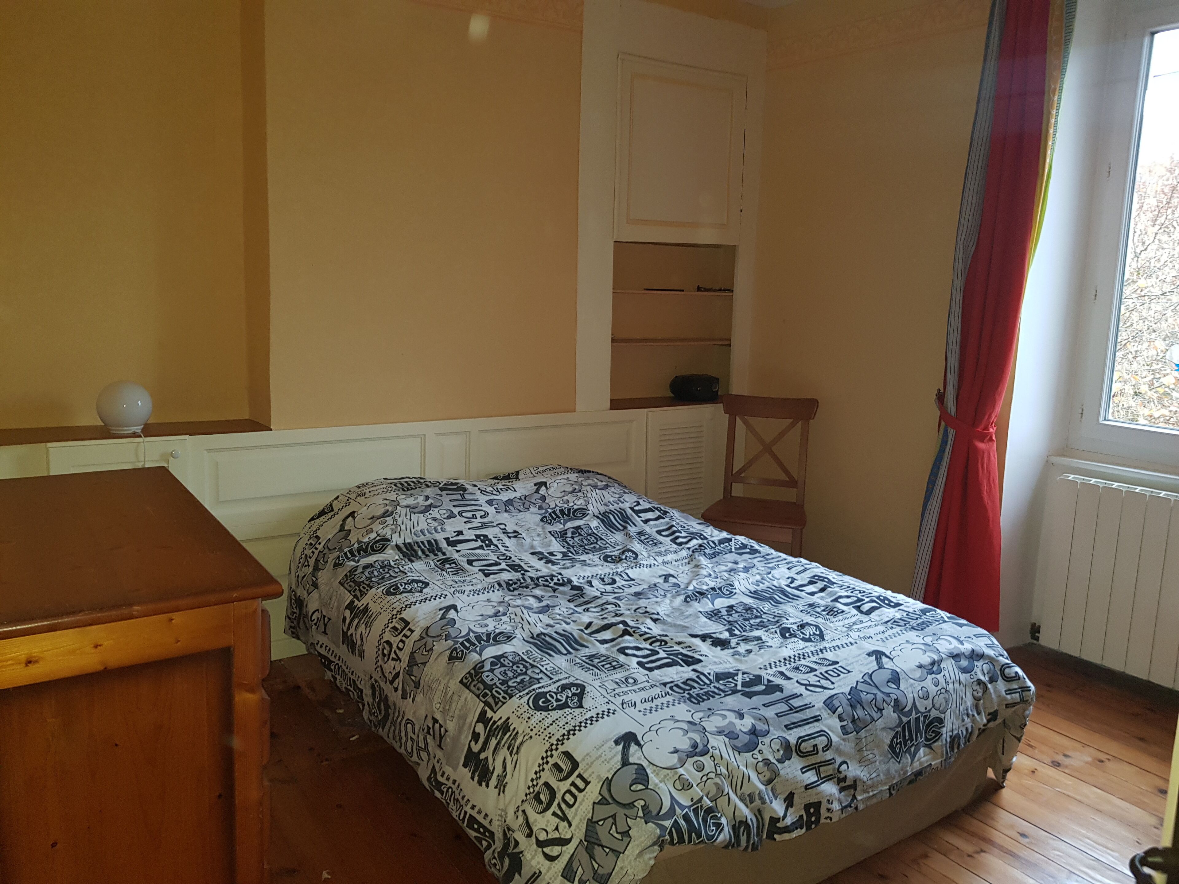 4 chambres, bureau, fer et planche à repasser, lit de bébé portatif