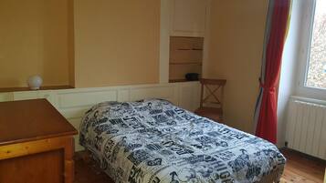 4 chambres, bureau, fer et planche à repasser, lit de bébé portatif