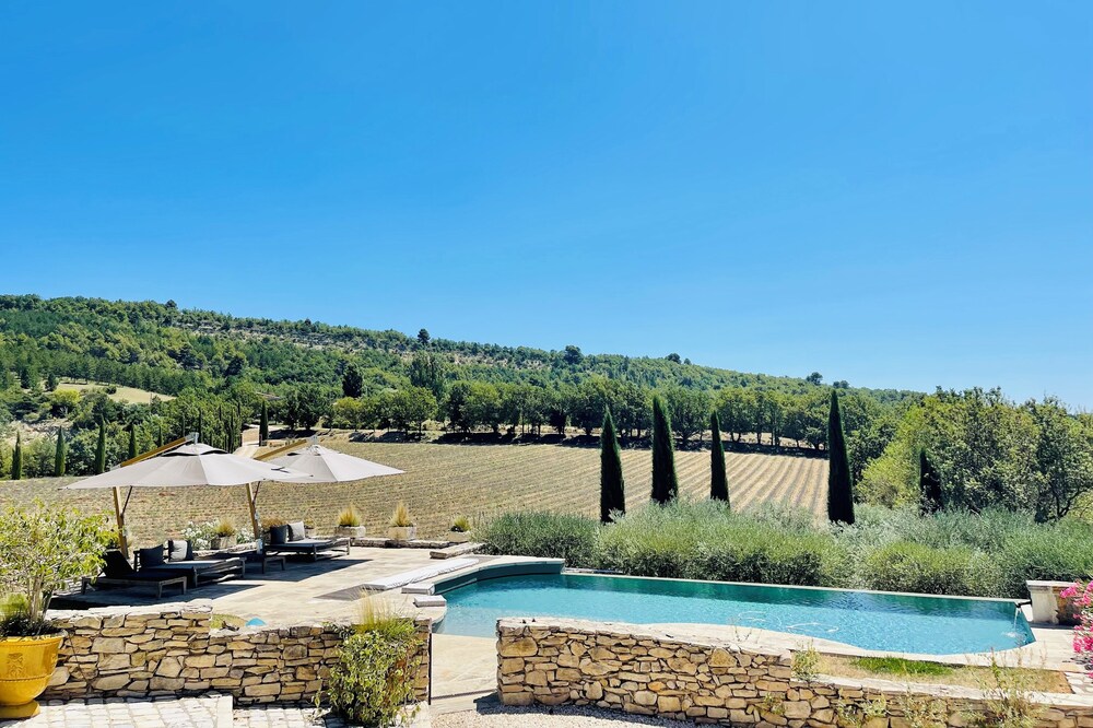 Lubéron - 18th century sheepfold - 360 ° view - lavender fields