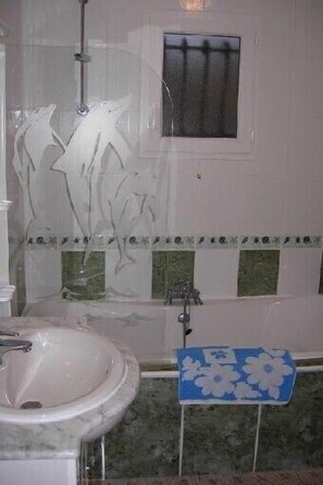 Combined shower/bathtub, hair dryer, towels, toilet paper
