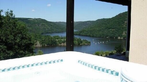 Un bain à remous avec vue sur un lac et des collines.