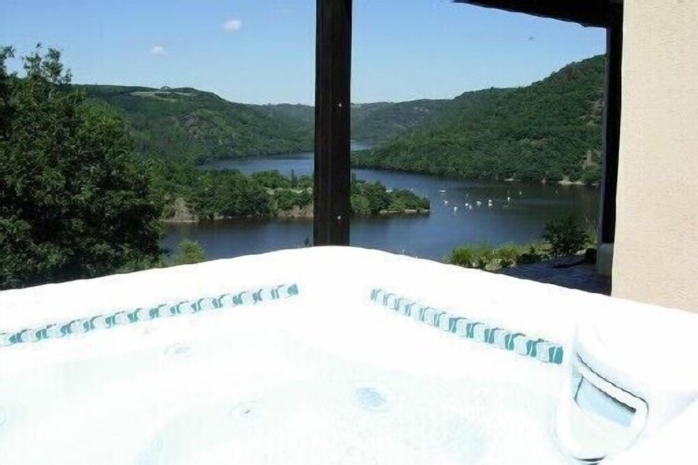 Villa with view of the lake on 450ha and spa for 6 persons