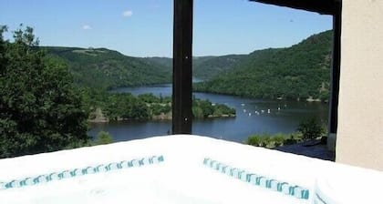 Villa avec jaccuzzi 6 personnes et vue sur lac 450 ha.