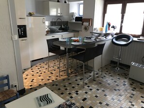 Réfrigérateur, four à micro-ondes, un four, surface de cuisson