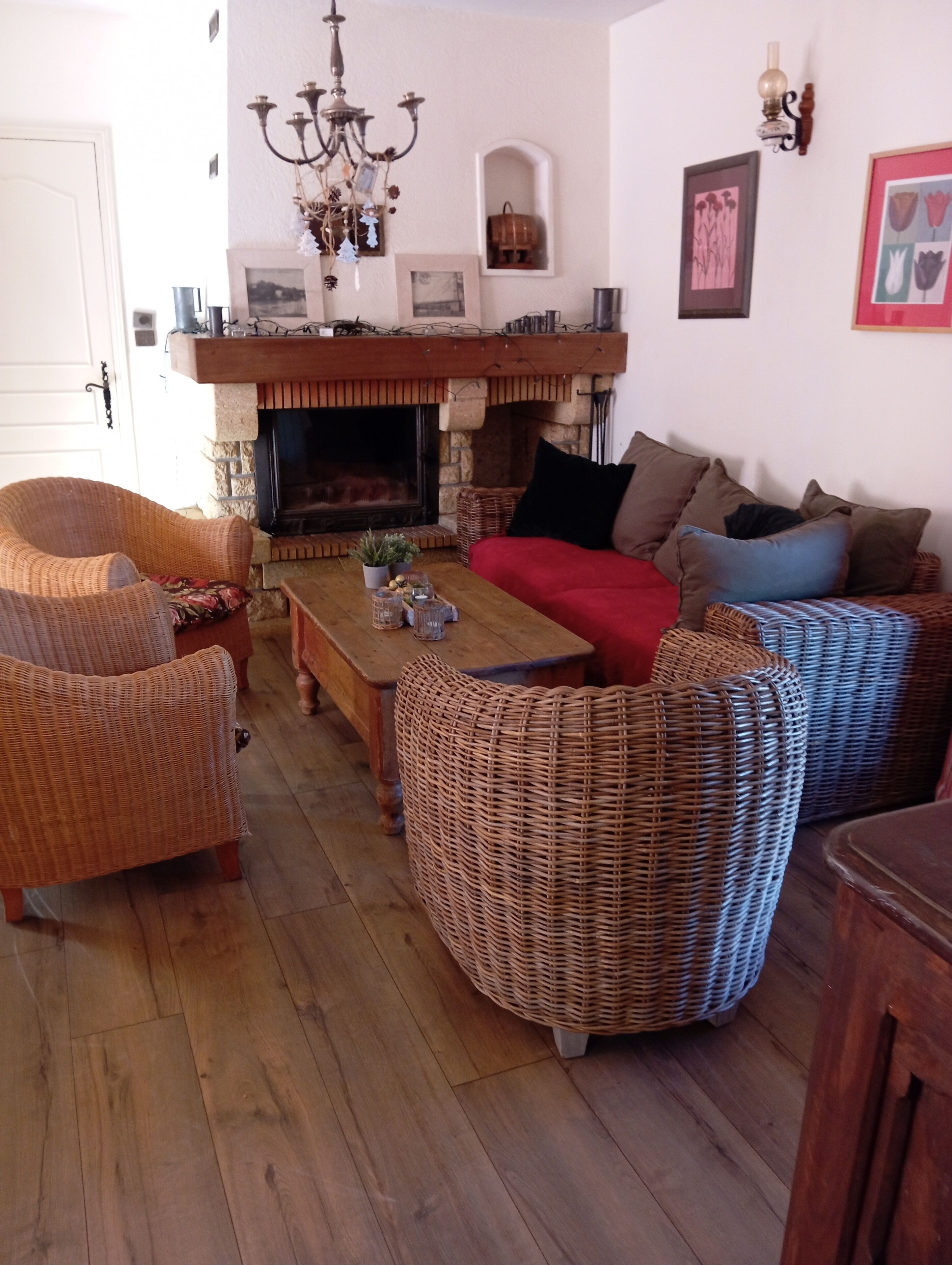 Een televisie, een open haard, een dvd-speler en tafelvoetbal