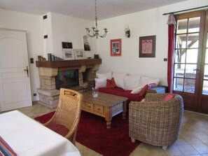 Fernseher, Kamin, DVD-Player, Tischfußball