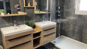 Douche, serviettes fournies