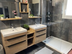 Shower, towels