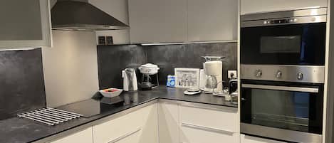 Réfrigérateur, four à micro-ondes, un four, surface de cuisson