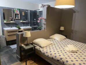 3 chambres, bureau, fer et planche à repasser, lit parapluie