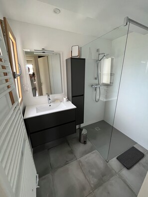 Dusche, Haartrockner, Handtücher, Seife