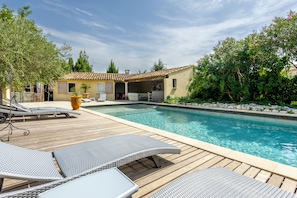 Outdoor pool, a heated pool - Mas de l'Ilon heated swimming pool spa shutter sauna 9 air-conditioned bedrooms 9 bathrooms wc (Vallabrègues)
