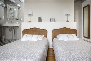 9 habitaciones, tabla de planchar con plancha y cuna de viaje 