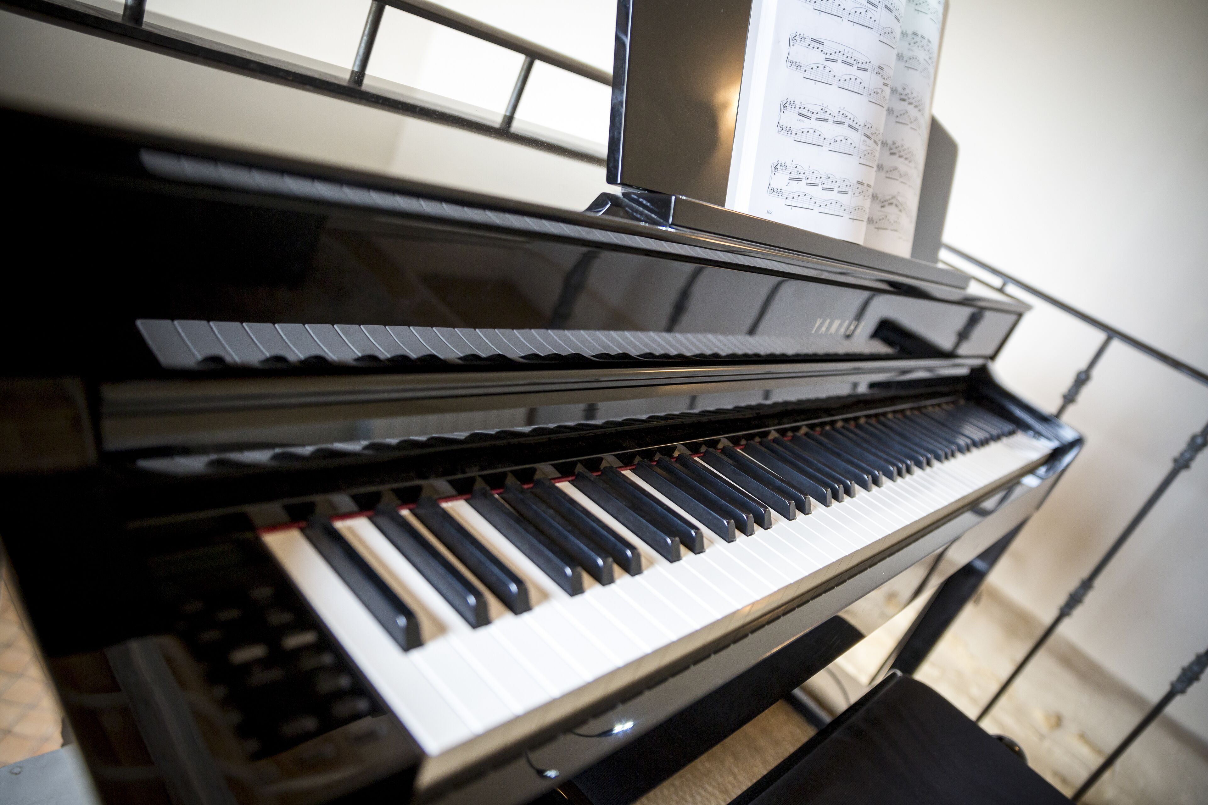 Un piano à queue avec des partitions sur le pupitre.