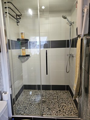 Badekar, boblebadekar, hårtørrer, håndklæder