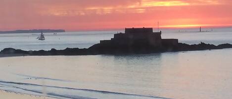 Beach nearby, sun loungers, beach towels