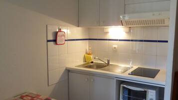 Een koelkast, een microgolfoven, een oven, een kookplaat