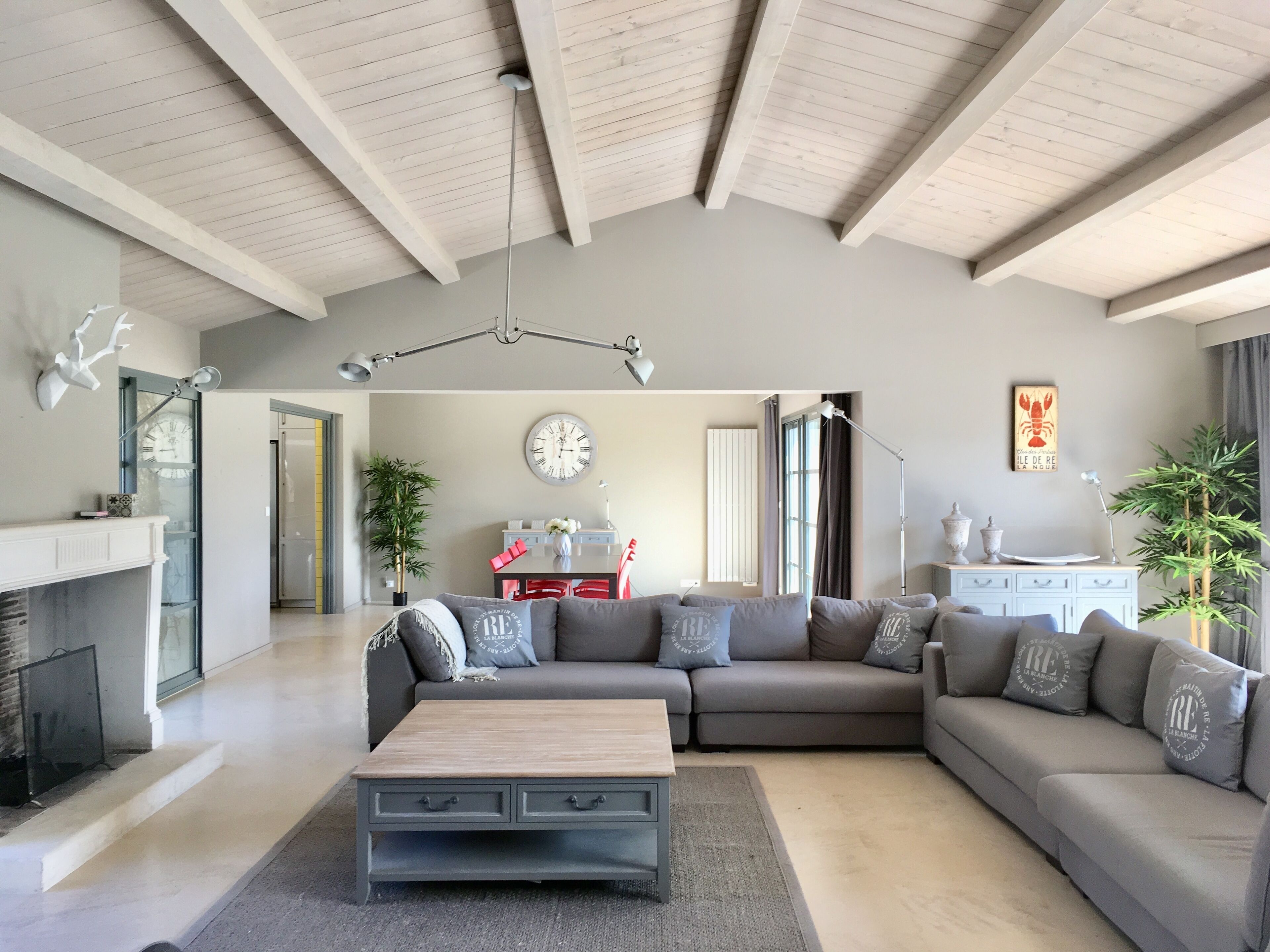 High-end architect villa 350 m2, splendid swimming pool (20x5m), private cinema